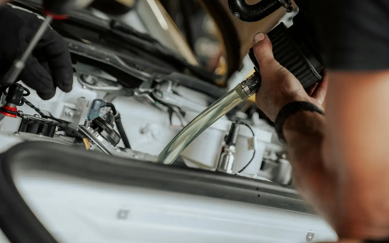 Remplissage d'un liquide moteur pendant un service