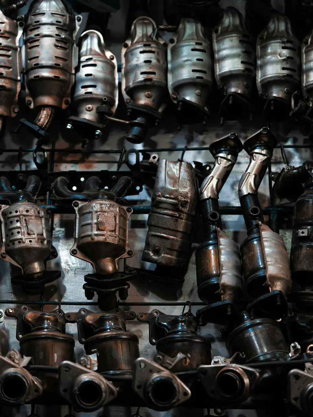 Mur de rangement couvert de pièces d'échappement et de catalyseurs