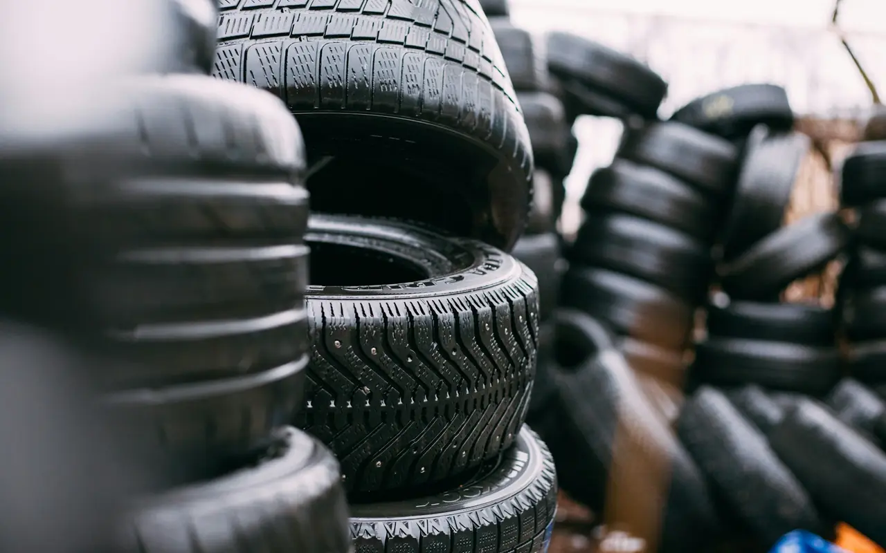 Piles de pneus hiver rangées dans le dépôt du garage